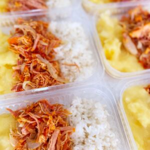Fumeiro acebolado (100g), purê de aipim (170g), arroz branco (80g) – prato sem glúten