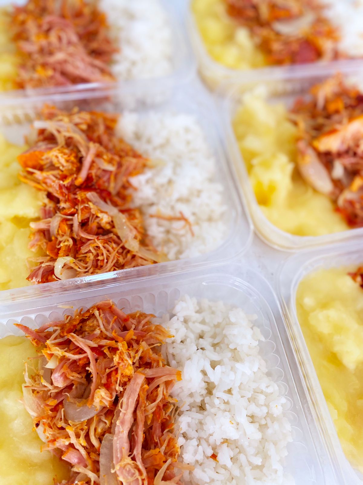 Fumeiro acebolado (100g), purê de aipim (170g), arroz branco (80g) - prato sem glúten