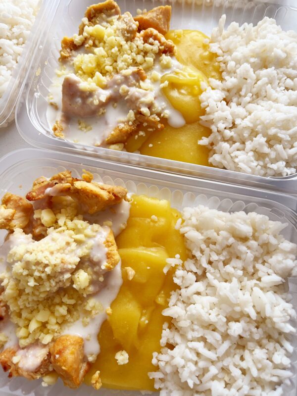 Frango ao molho branco e queijo (150g), purê de mandioquinha (120g), arroz branco (80g) - prato sem glúten