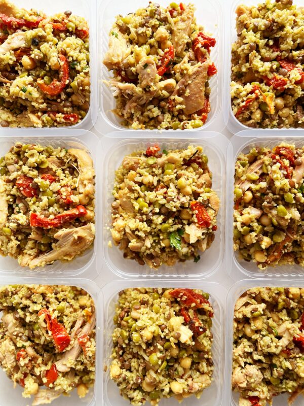 POCKET - salada de couscous marroquino, grãos, sobrecoxa em lascas, tomate seco e pesto de rúcula - 200g