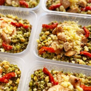 Salada caprese com grãos, filé frango, pesto de rúcula, tomate seco e mussarela – prato sem glúten (300g)