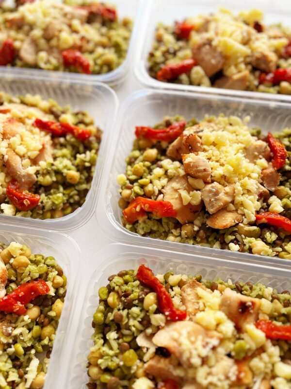 Salada caprese com grãos, filé frango, pesto de rúcula, tomate seco e mussarela - prato sem glúten (300g)