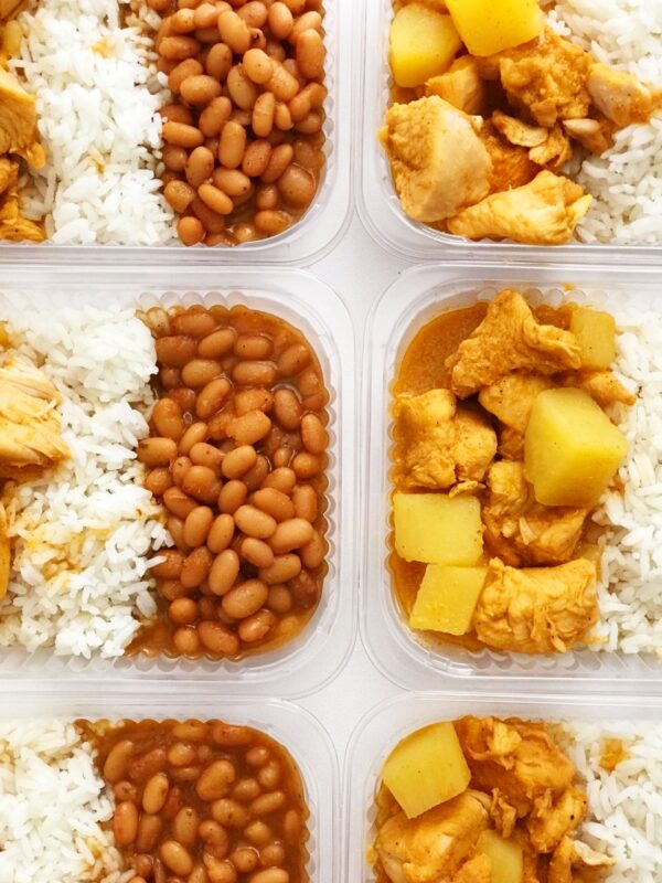 P.F. de frango com batatinha (160g), feijão carioca (110g), arroz branco (80g) - prato sem glúten/lactose