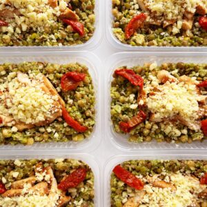 Salada caprese com grãos, frango grelhado, pesto artesanal de rúcula, tomate seco e mussarela – prato sem glúten (300g)
