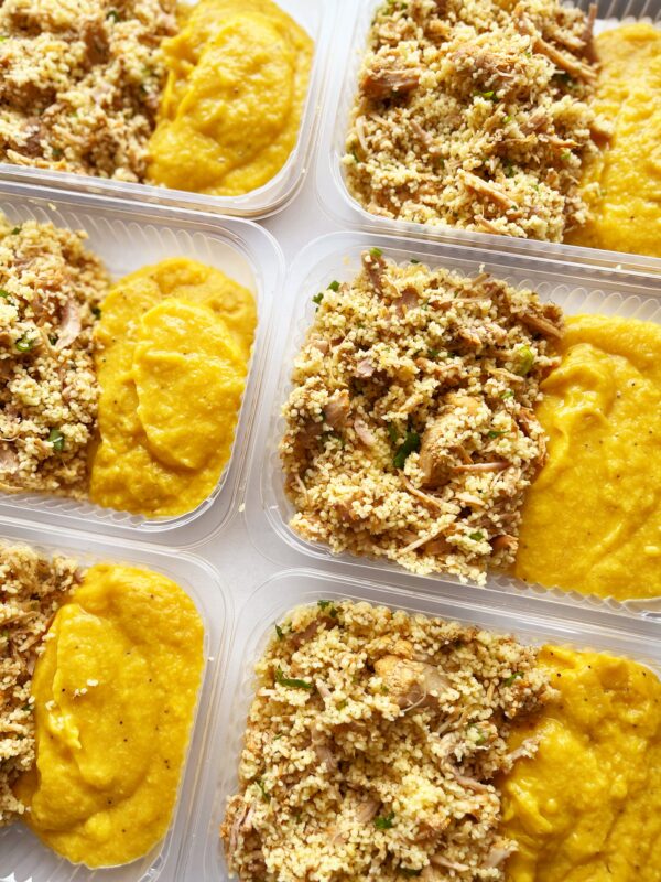 Couscous marroquino com suíno desmanchando (200g), purê de banana da terra (150g) - prato sem lactose