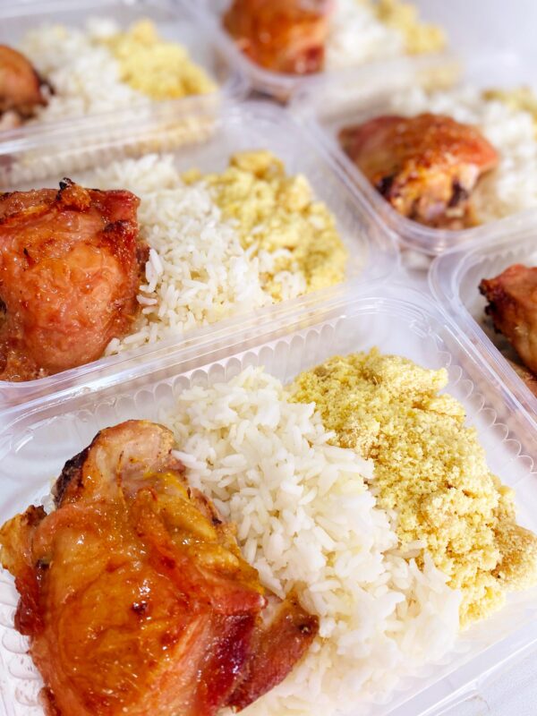NOVIDADE! Sobrecoxa assada (150g), farofa de banana (80g), arroz branco (120g) - prato sem glúten