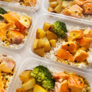 APENAS 24h NO VALOR DO KIT! ⚠️ Salmão ao maracujá (120g), brócolis e arroz (150g), batatas assadas (70g) – prato sem glúten/lactose
