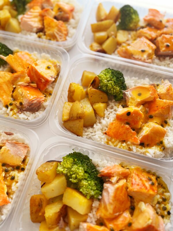 APENAS 24h NO VALOR DO KIT! ⚠️ Salmão ao maracujá (120g), brócolis e arroz (150g), batatas assadas (70g) - prato sem glúten/lactose