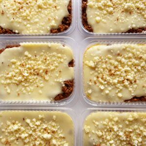 Escondidinho de carne do sol acebolada (130g), pirão de aipim, mussarela e alho frito (220g) – prato sem glúten