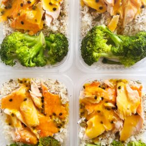 Salmão assado ao molho de maracujá (130g), brócolis (65g), arroz branco com sementes (135g) – prato sem glúten/lactose