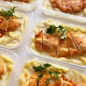 Frango grelhado (110g), massa al limone (240g) – prato sem glúten