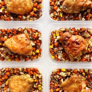 Salada Machu Picchu: sobrecoxa assada ao curry, leite de coco e limão siciliano (mín. 140g), salada de quinoa vermelha com legumes (160g) – prato sem glúten/lactose