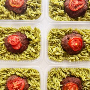 Polpetone de carne com tomate (100g), massa sem glúten ao pesto artesanal (200g)
