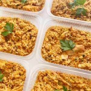 Galinhada Marmitaria – arroz cozido com cortes de frango – prato sem glúten/lactose (350g)