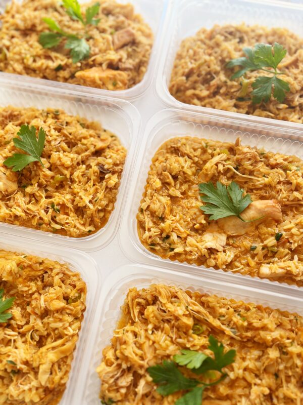 Galinhada Marmitaria - arroz integral cozido com cortes de frango - prato sem glúten/lactose (350g)