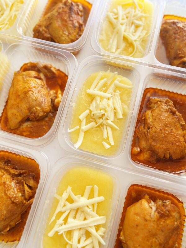 NOVIDADE! Sobrecoxa ensopada (150g), pirão de aipim com coalho (200g) - prato sem glúten