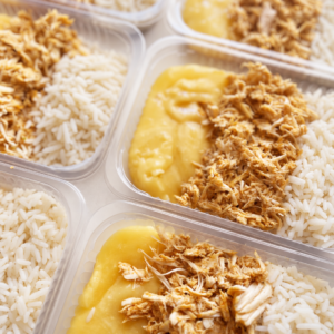 Frango desfiado (110g), purê de aipim (150g), arroz branco (90g) – prato sem glúten