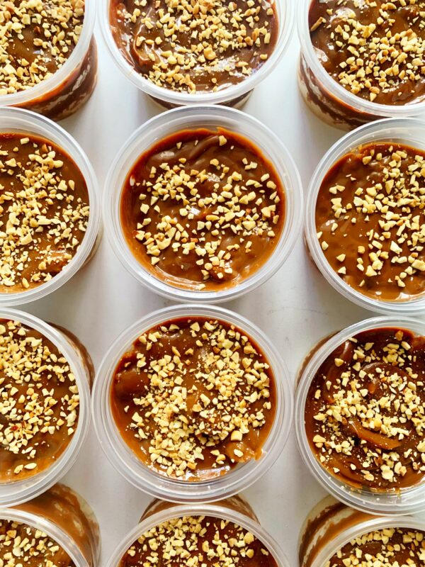 Bolo branco com doce de leite e amendoim - sem glúten/zero lactose (aprox. 180g)