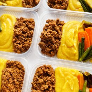 Carne moída (120g), legumes (80g), purê de banana da terra (150g) – prato sem glúten/lactose