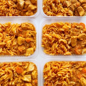 Ensopado de frango e cenoura (200g), massa ao alho e óleo (150g) – prato sem glúten
