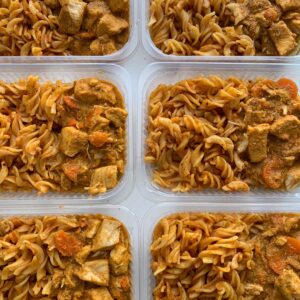 NOVIDADE! Ensopado de frango e cenoura (200g), massa ao alho e óleo (150g) – prato sem glúten