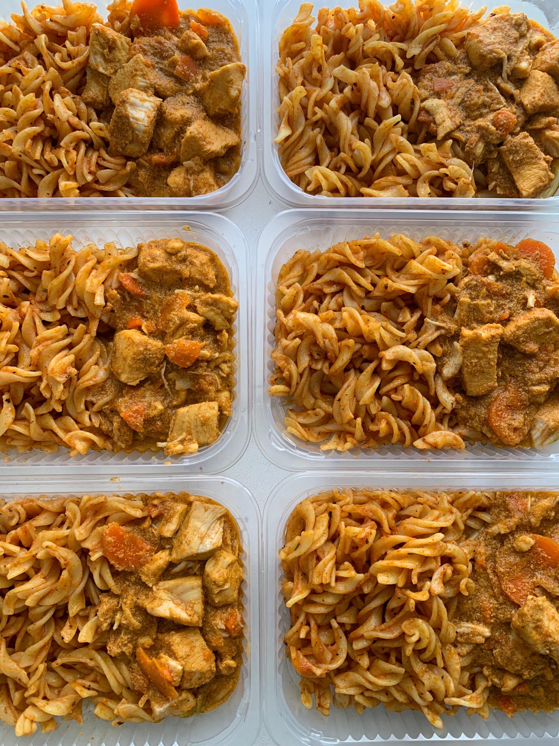 NOVIDADE! Ensopado de frango e cenoura (200g), massa ao alho e óleo (150g) - prato sem glúten