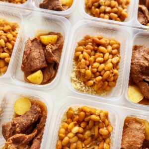 Bife de panela (130g), feijão carioca (140g), arroz integral (80g) – prato sem glúten/lactose