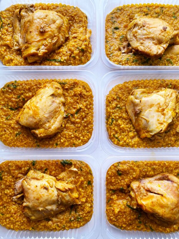 Sobrecoxa de frango (120g) com canjiquinha (230g) - prato sem glúten/lactose