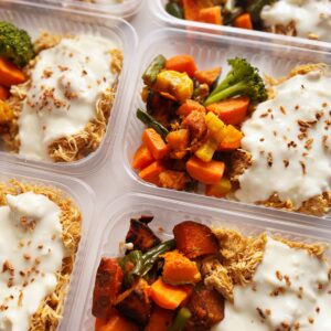 Frango ao molho de parmesão e alho frito (170g), legumes (130g) – prato sem glúten