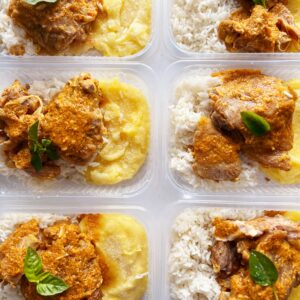 Sobrecoxa cozida (130g), purê de mandioquinha (100g), arroz branco (120g) – prato sem glúten/lactose