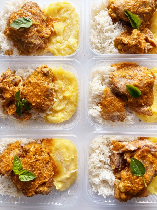 Sobrecoxa cozida (130g), purê de mandioquinha (100g), arroz branco (120g) - prato sem glúten/lactose