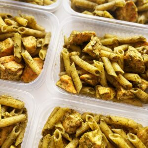 Massa ao pesto com filé de frango assado – prato sem glúten (300g)