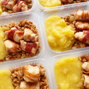 Medalhões de frango e bacon (100g), tropeiro com defumados (100g), aipim rústico ao alho (150g) – prato sem glúten/lactose