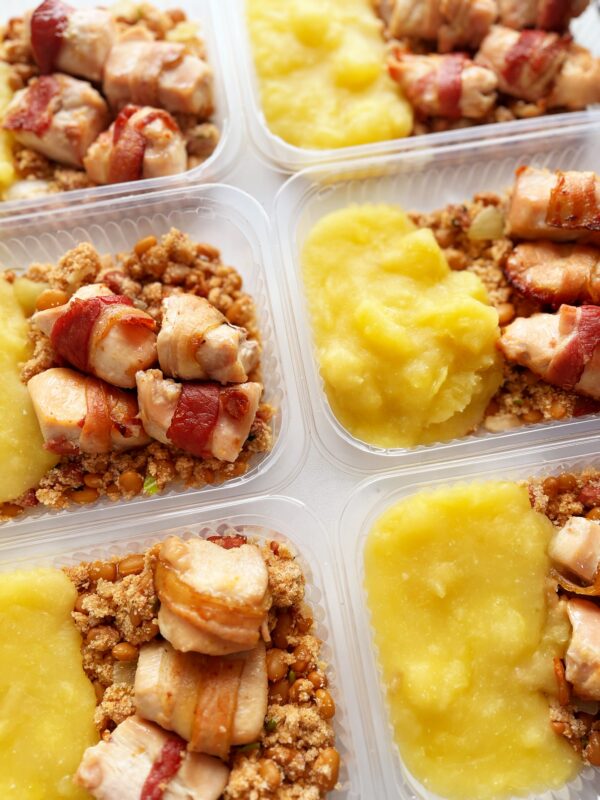 Medalhões de frango e bacon (100g), tropeiro com defumados (100g), aipim rústico ao alho (150g) - prato sem glúten/lactose