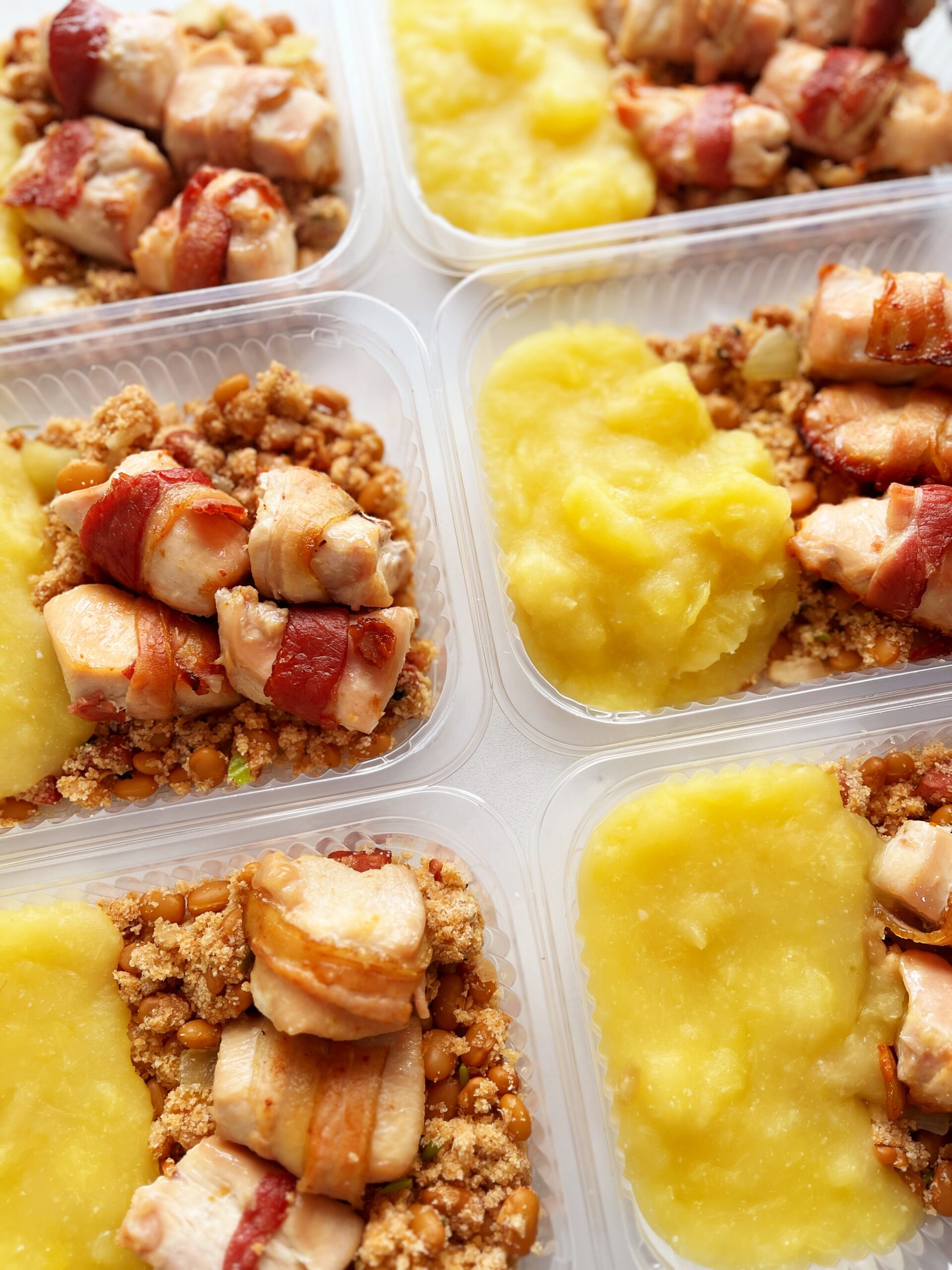 Medalhões de frango e bacon (100g), tropeiro com defumados (100g), aipim rústico ao alho (150g) - prato sem glúten/lactose