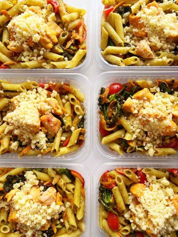 Salada de macarrão sem glúten (com pesto, cenoura, tomate cereja, brócolis, frango e queijo minas) - 300g