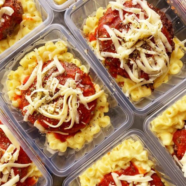 Hambúrguer de costela a parmegiana com massa ao molho de queijo (prato sem glúten) - 350g