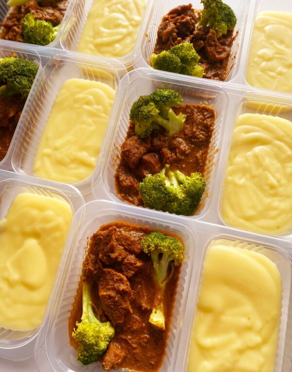 Carne de panela com brócolis (200g), purê de batata doce (150g) - prato sem glúten/lactose