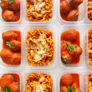 Almôndegas de carne ao sugo (180g), fusili sem glúten com parmesão (180g)