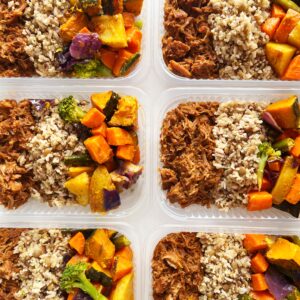 Carne FIT desfiada (120g), mix de grãos (100g), legumes (80g) – prato sem glúten/lactose