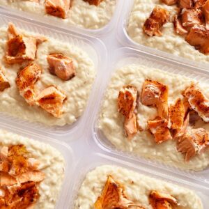 Salmão maçaricado (90g) com arroz à piamontese (260g) – prato sem glúten