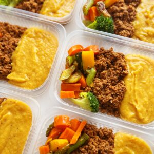 Carne moída (120g), legumes (80g), purê de banana da terra (150g) – prato sem glúten/lactose