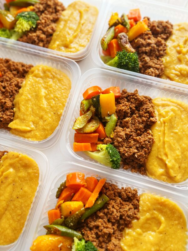Carne moída (120g), legumes (80g), purê de banana da terra (150g) – prato sem glúten/lactose