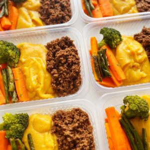 Carne moída (120g), legumes da estação (80g), purê de banana da terra (150g) – prato sem glúten/lactose
