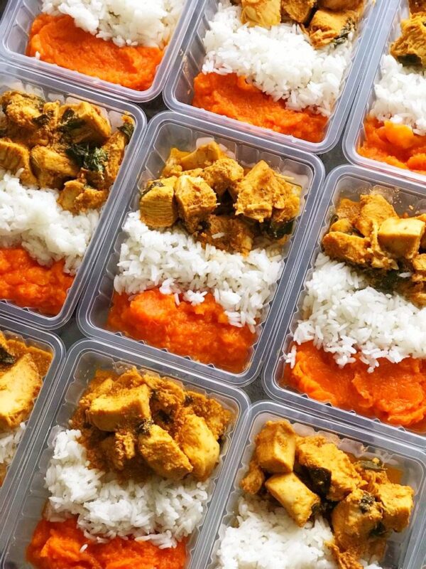 Ensopado de frango com manjericão (150g), arroz branco (100g) e purê de abóbora (100g) - prato sem glúten/lactose
