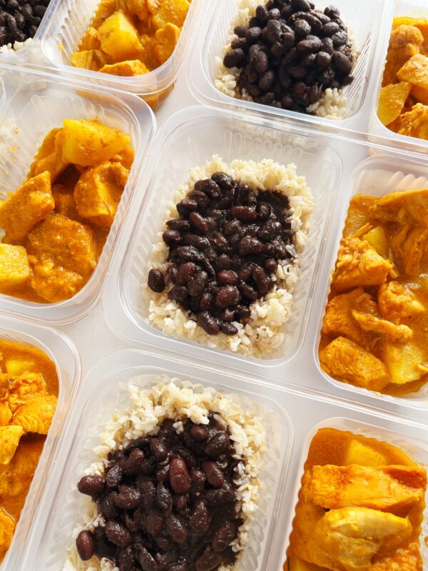 Frango com batatinha (170g), feijão preto (100g), arroz integral (80g) - prato sem glúten/lactose