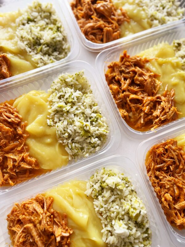 NOVIDADE! Pulled pork (120g), purê de mandioquinha (150g), arroz com brócolis (80g) - prato sem glúten/lactose
