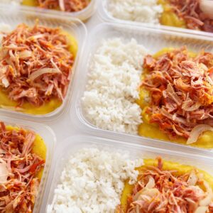 Fumeiro acebolado (100g), purê de banana da terra (150g), arroz branco (100g) – prato sem glúten/lactose