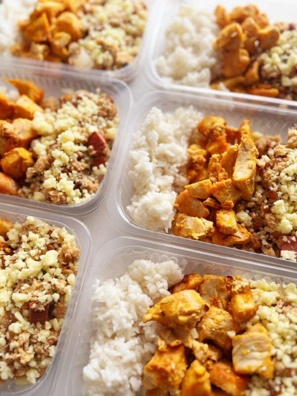 Filé de frango assado (100g), arroz branco (100g), tropeiro com defumados e mussarela (150g) - prato sem glúten