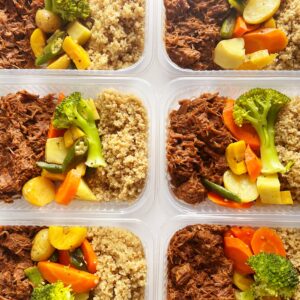Carne FIT desfiada (120g), quinoa branca (90g), legumes (90g) – prato sem glúten/lactose